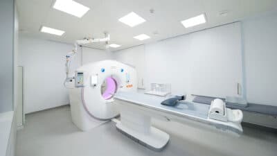 Computer Tomograph im Untersuchungsraum im Diagnosezentrum Frühwald