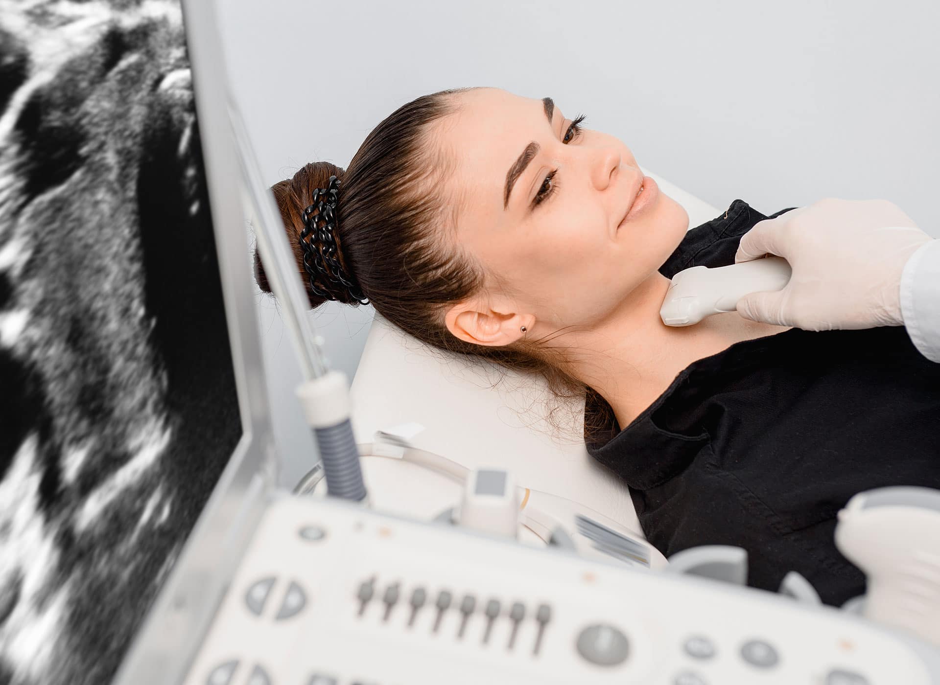 Frau bei der Schilddrüsen Ultraschall Untersuchung